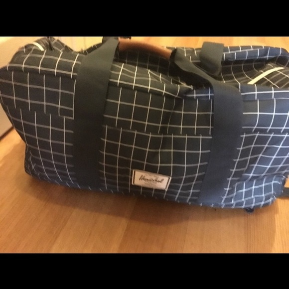 Large Herschel Outfitter duffel - Picture 2 of 4